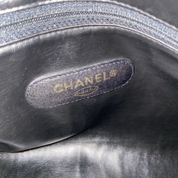 VIntage CHANEL Diamond-Quilted Leather Weekend Duffel - Picture 5 of 10